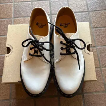Dr. Martens 화이트 가죽 로퍼