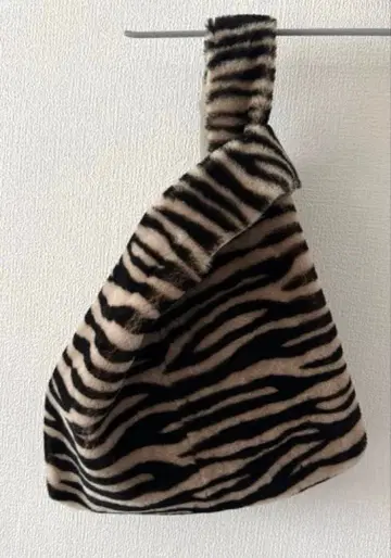 [ CARUS ] ZEBRA 무스탕 백