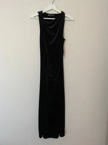 ZARA 블랙 슬리브리스 원피스