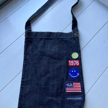 패치 포함 다크 데님 숄더백