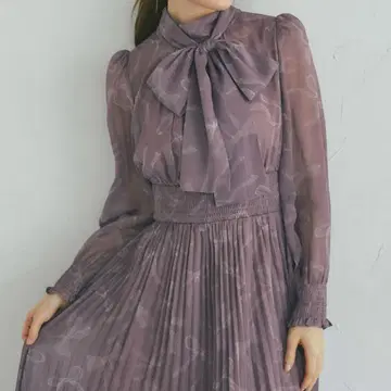 토코 클로젯 보타이 리본 프린트 셔링 플리츠 원피스