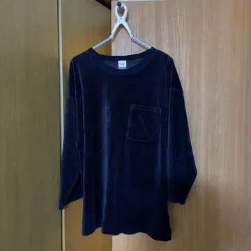 네이비 긴팔 티셔츠 포켓 부착