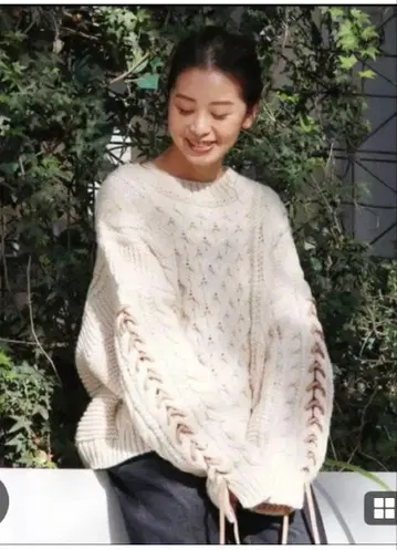 Ungrid 슬리브 레이스업 케이블 니트 스웨터