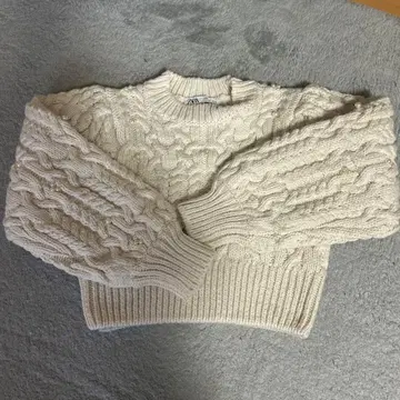 ZARA 크림색 케이블 짜임 니트 스웨터