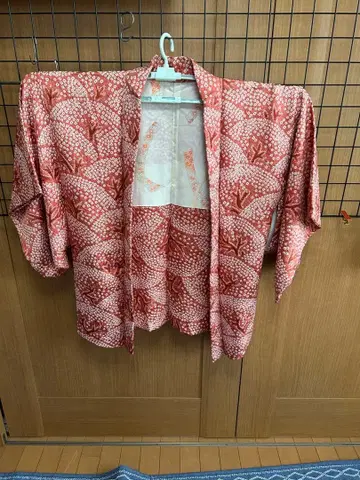 빨간색과 화이트 컬러의 쥐어짜는 꽃무늬 겉옷