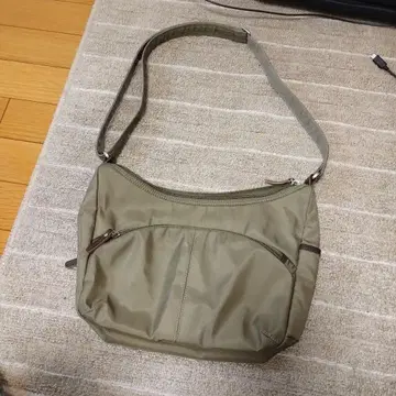 올리브 그린 숄더백