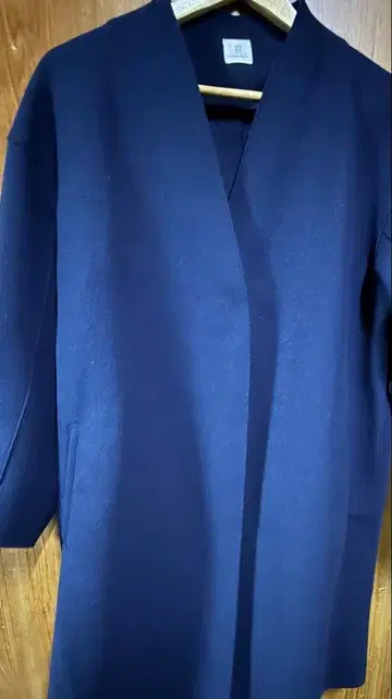 여유로운 공간 코트 네이비 컬러