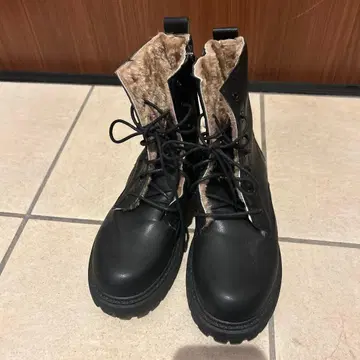 퍼 달린 블랙 레이스업 부츠