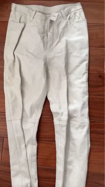 JHAJHA 화이트 가죽 캐주얼 팬츠