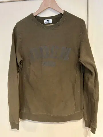 GOOD ENOUGH 올리브 그린 맨투맨