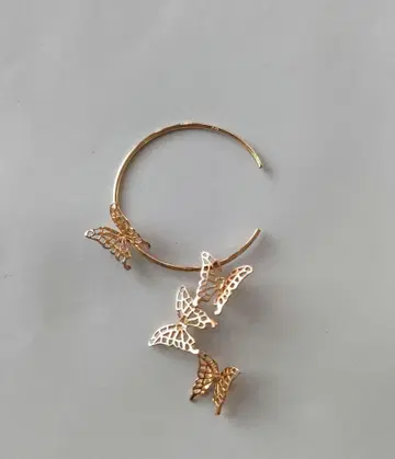 시에나 SIENA 입체적인 나비 후프 귀걸이 한쪽용