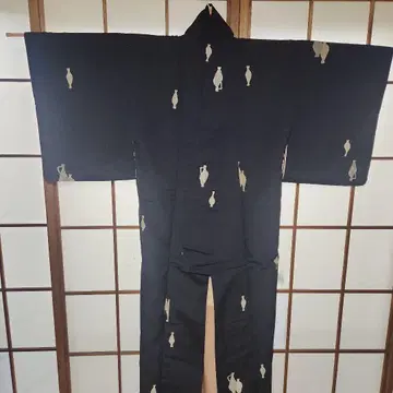 블랙에 가까운 네이비 항아리 무늬 코몬 기모노