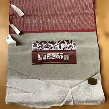 실크 기모노 옷감 빨간색과 베이지