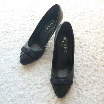 DIANA WELL FIT 리본 펌프스