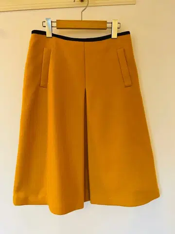 더마 컬렉션 사다리꼴 앞 슬릿 스커트 머스타드