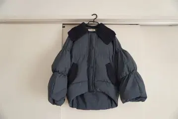 PINUE 네이비 볼륨 슬리브 다운 자켓