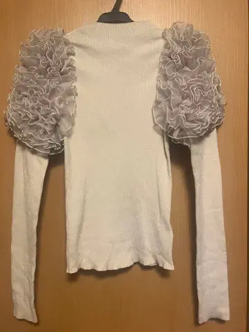 FRAY I.D 개더 프릴 숄더 리브 니트