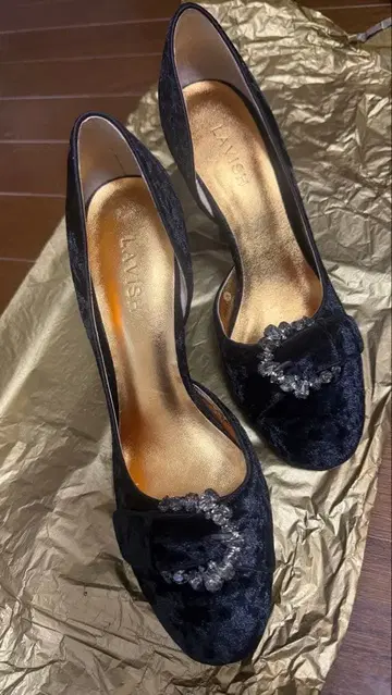 블랙 벨벳 비쥬 장식 하이힐 8cm (1/8 이후 발송)