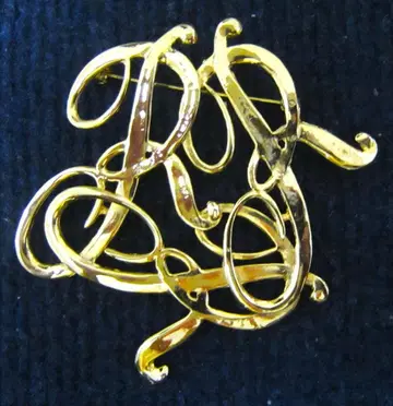 여성용 골드 아나그램 메탈 브로치