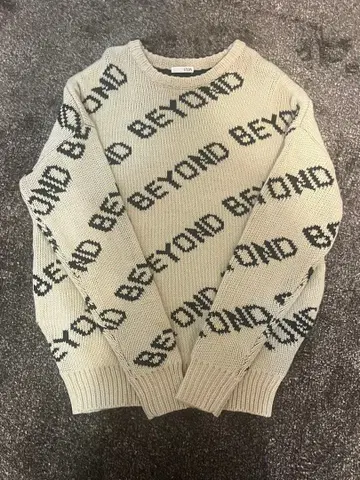GYDA BEYOND 로고 긴팔 스웨터 크림색