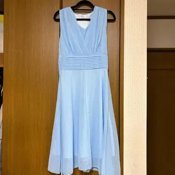 스카이블루 슬리브리스 무릎 기장 원피스