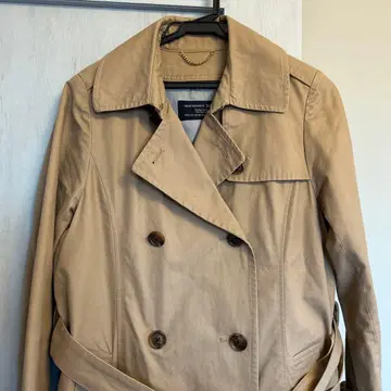 베이지 더블 브레스트 트렌치코트