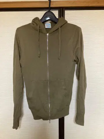 Letroyes 루트로와 올리브색 후드티 S 사이즈