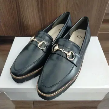 새상품급 Fin 블랙 통굽 로퍼 골드 체인