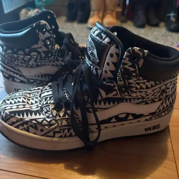 VANS 하이컷 스니커즈 흑백 디자인