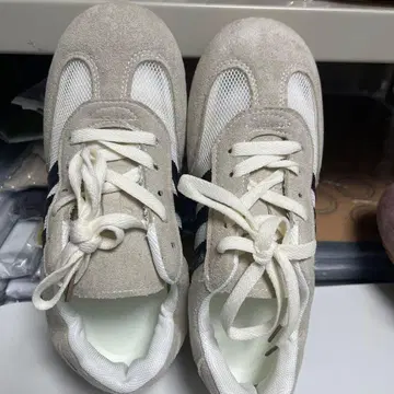 베이지/화이트 스웨이드 스니커즈