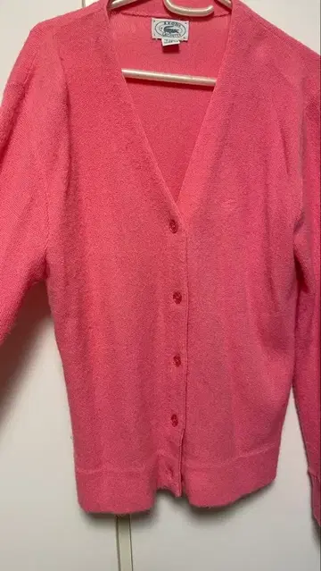 LACOSTE 핑크 니트 가디건 포인트 컬러