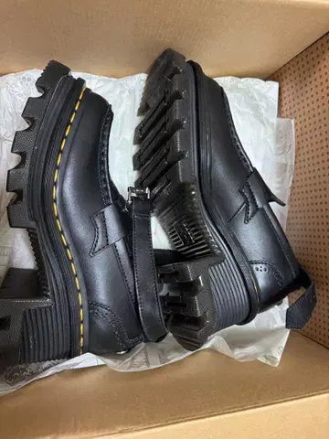 닥터마틴 x 웬즈데이 3홀 신발