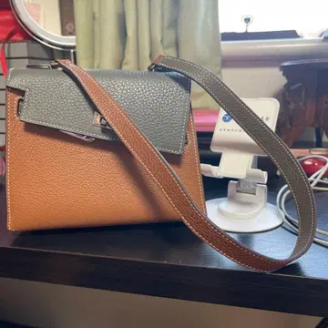 브라운과 그레이의 숄더백