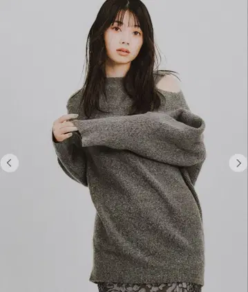 새상품급 코코딜 오프숄더 슬릿 니트