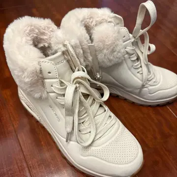 SKECHERS 퍼 포함 화이트 하이컷 스니커즈