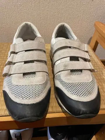 그레이/화이트 메쉬 스니커즈 벨크로 스트랩