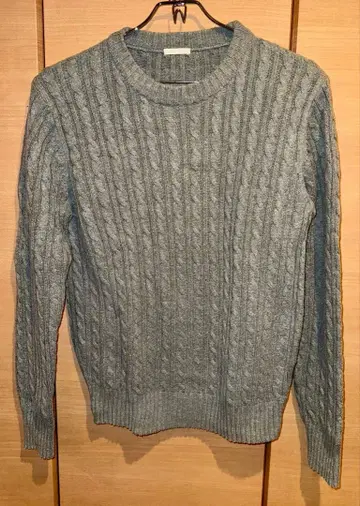 GU 그레이 크루넥 스웨터