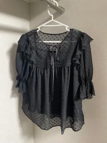 Lily Brown 도트 무늬 프릴 블라우스 & 롱 스커트 셋업