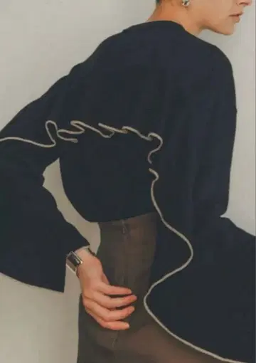 CLANE BACK FRILL LINE KNIT