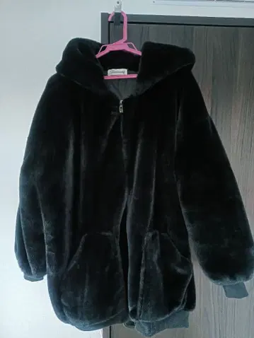 후드 부착 블랙 점퍼