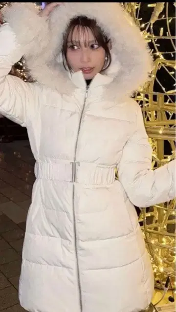 화이트 다운 자켓 후드 부착