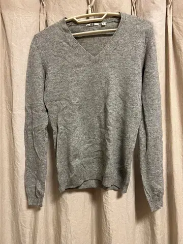 유니클로 캐시미어 V넥 스웨터