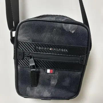 TOMMY HILFIGER 카모플라주 패턴 숄더백