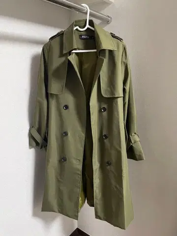 올리브색 트렌치코트