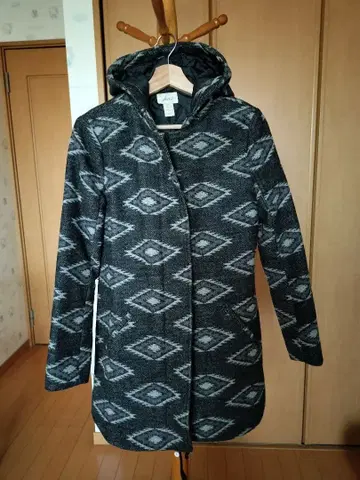 기하학 패턴 후드 부착 코트