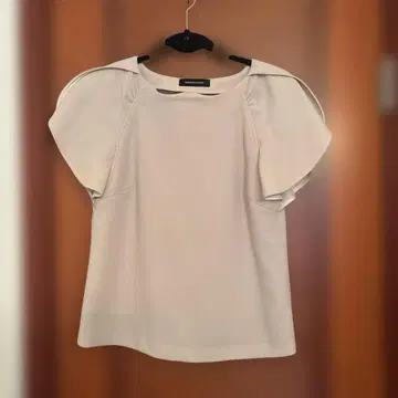 QUEENS COURT 베이지 플레어 슬리브 상의