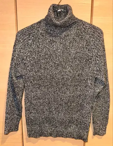 GU 터틀넥 스웨터