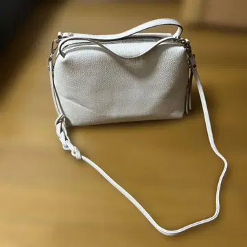 지아니카리니 화이트 가죽 숄더백 알리파 M 마블