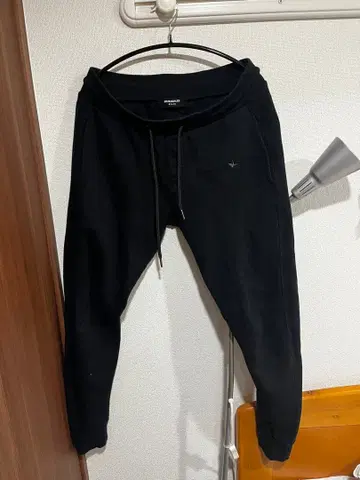 1PIU1UGUALE3 블랙 조거 팬츠