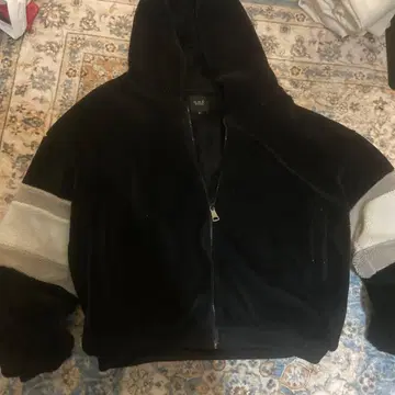 후드 부착 블랙 플리스 자켓